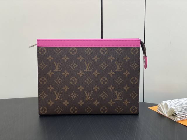 原单精品 M61692老花玫红 M8 8 手包手拿包系列 Pochette Voyage中号手袋 由全新标志性黑灰 Monogram 帆布裁制而成 此款风格硬朗