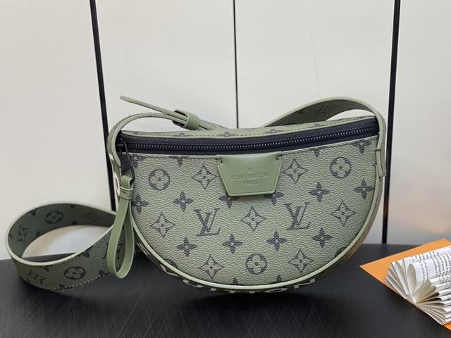 原单精品 M23838绿色 男包月亮包系列 Lv Moon Crossbody 手袋 M23838绿花 本款lv Moon Crossbody手袋以monogr