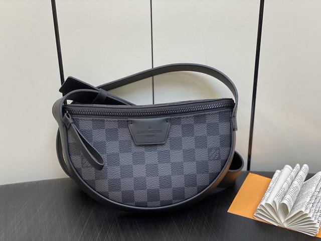 原单精品 M23835黑格 男包月亮包系列 秋冬新款 Lv Moon Crossbody 手袋 本款 Lv Moon Crossbody 手袋以 Monogra