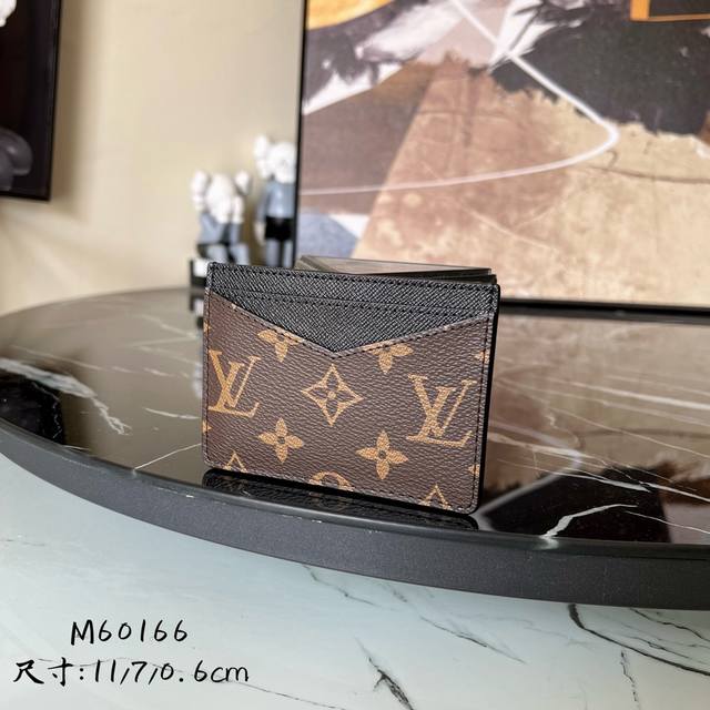 M60166 以 Monogram Macassar 帆布制成的 Neo 卡包是携带重要卡片的首选 皮革饰边使路易威登经典图案更加抢眼 Ddd 详细特征 Ddd