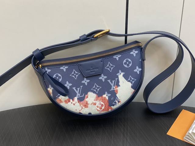 原单精品 M23838蓝色 火焰月亮包系列 本款lv Moon Crossbody手袋 以monogram Eclipse涂层帆布搭配皮革饰边和肩带 考究俊逸气