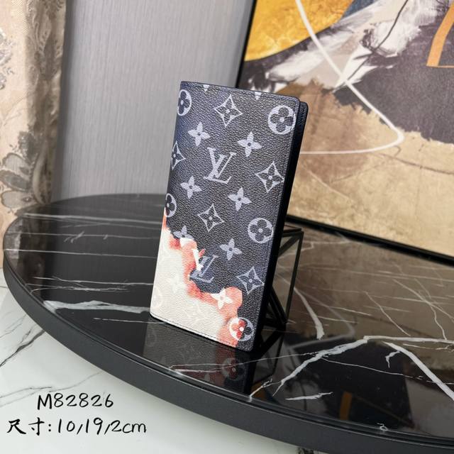 顶级原单 M82826火焰山 Monogram 帆布与标志性 Monogram 图案内里 竖体路易威登标识点缀其上 卡片夹层与钞票隔层提供充裕空间 Ddd 尺寸