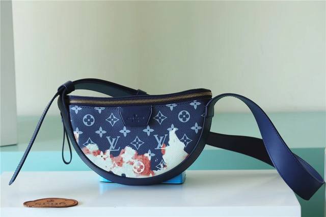 顶级原单 M23835蓝花 Ddd M23838本款lv Moon Crossbody手袋以monogram Eclipse涂层帆布搭配皮革饰边和肩带 考究俊逸