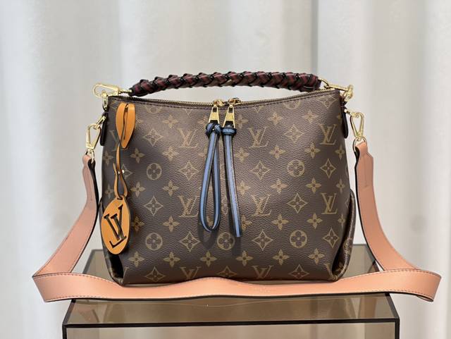 M55090 Beaubourg Hobo 迷你手袋beaubourg Hobo 迷你手袋以 Monogram 帆布勾勒敦实线条 老花编织手腕吊牌吊坠拉链宽肩带