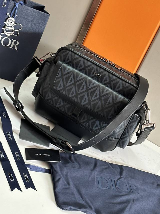 配盒子 这款 Dior Hit The Road 信使包是本季新品 将现代风格与 Dior 的高订精神融为一体 采用迪奥灰 Cd Diamond 图案帆布和光滑