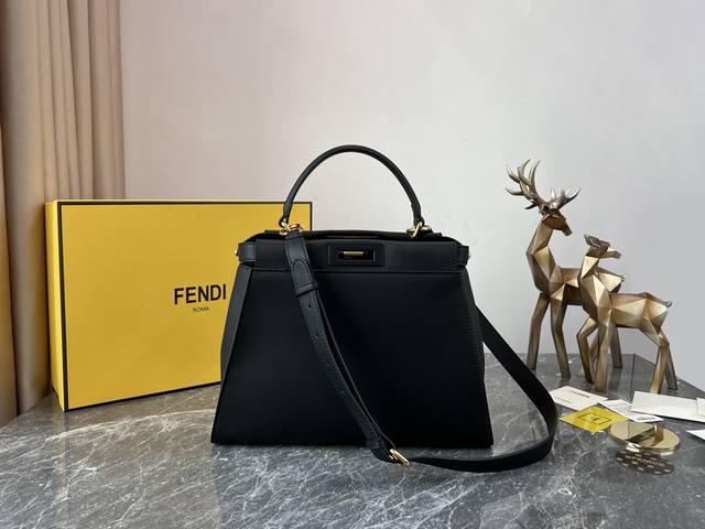 Fendi Peekaboo Ddd 这个季节不可或缺的拼色意大利小牛皮 吸睛抢眼的同时更彰显了个性 细节完美体现质感 有种集实用和美貌于一身的小腔调 33Cm