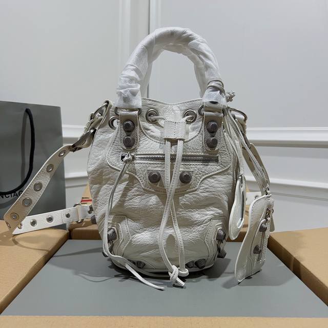 Balenciaga新款水桶大号机包 进口爆裂羊皮 颜色 白色 尺寸 30x23x17 Ddd Balenciag 巴黎最新款lecagole水桶机车包配备了爱