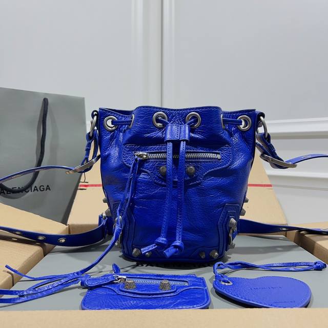 Balenciag Ddd 新款小号水桶机包 进口爆裂羊皮 颜色 电光蓝 尺寸 15x17x19 Ddd 巴黎最新款lecagole水桶机车包配备了爱心小镜子