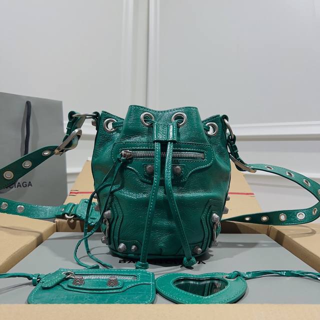 Balenciag Ddd 新款小号水桶机包 进口爆裂羊皮 颜色 绿色尺寸 15x17x19 Ddd 巴黎最新款lecagole水桶机车包配备了爱心小镜子 小卡