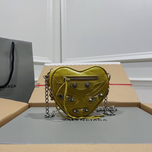 Balenciaga新款 绿黄色 Le Cagole Heart 和chanel的 爱心包 相比 风格气质大有不同 如果让ai来拟人的话 一款是贵气优雅的富家千