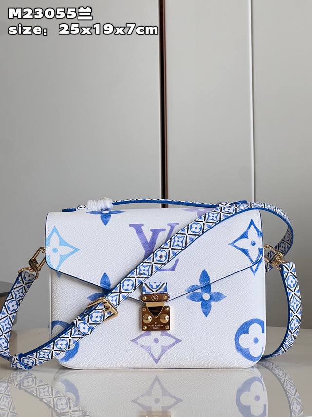 批 顶级原单 独家实拍 M23055兰 本款 Pochette Metis 手袋以帆布烘托 Lv 字母和 Monogram 花卉的水彩效果 为顶部手柄和可拆卸肩