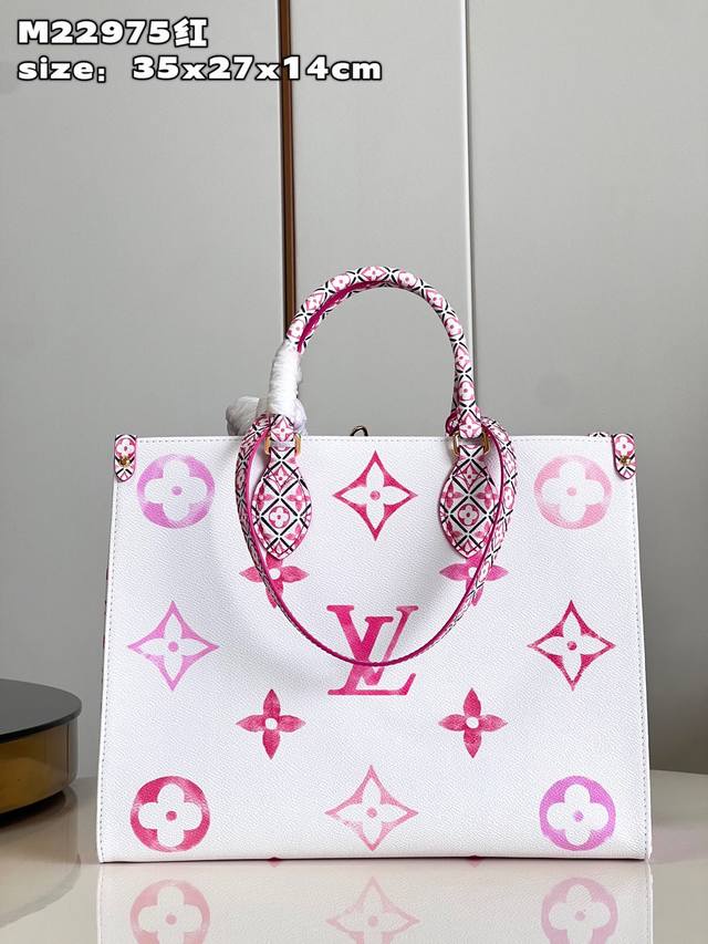 批 独家实拍 M22975红 本款 Onthego 中号手袋为涂层帆布描绘大号 Monogram 图案 再为饰边和内衬铺陈繁复 Monogram 花卉 展现传统