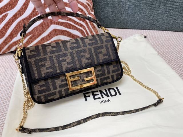 正品级 小号法棍. Fend1 最新 Baguette Ff Logo 老花刺绣系列#It S Not A Bag It S Baguette 中9022M 2