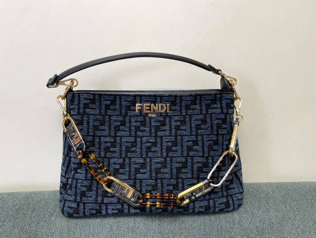 正品级 芬迪官网最新腋下包大号fendi O Lock Swing凭借fendi O Lock包在皮具世界首次亮相.Fendi以90年代为灵感 采用简约时的剪裁