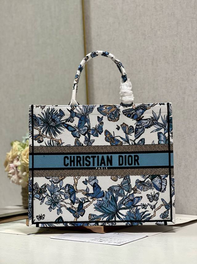 正品级 高版本 蓝蝴蝶 大号 Dior Book Tote 购物袋 这款book Tote手袋灵感来自女装创意总监玛丽亚 嘉茜娅 蔻丽 Maria Grazia