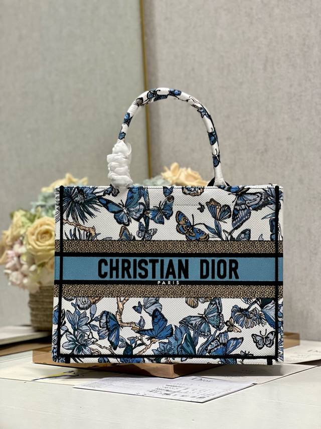 正品级 高版本 蓝蝴蝶 中号 Dior Book Tote 购物袋 这款book Tote手袋灵感来自女装创意总监玛丽亚 嘉茜娅 蔻丽 Maria Grazia