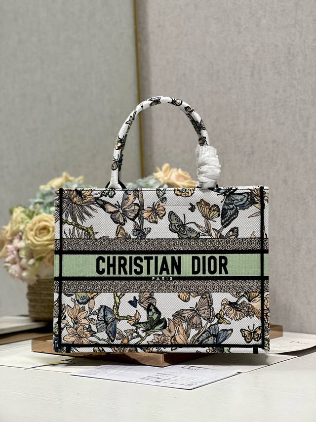 正品级 高版本 绿蝴蝶 中号 Dior Book Tote 购物袋 这款book Tote手袋灵感来自女装创意总监玛丽亚 嘉茜娅 蔻丽 Maria Grazia