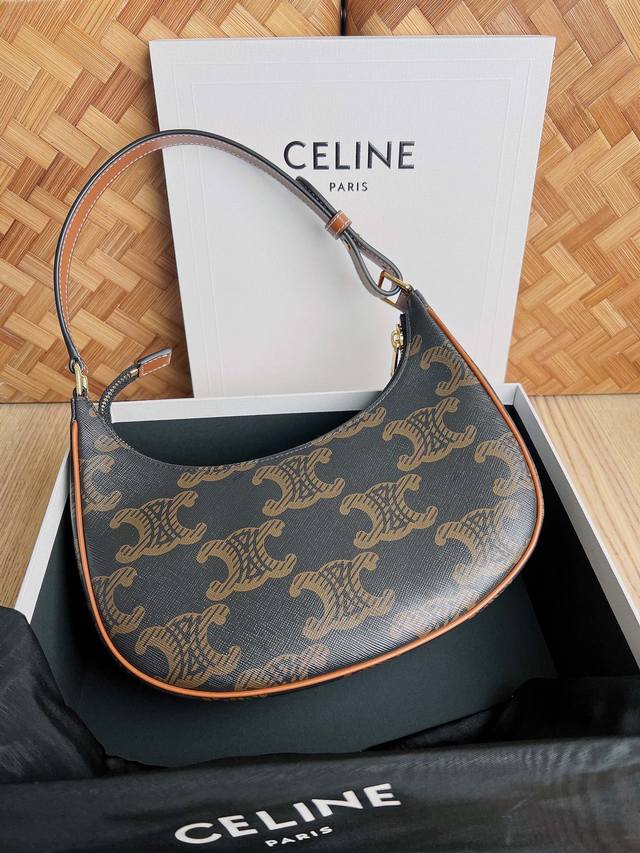 正品级 Celine2022 新品上线ava腋下包大花系列 经典版的区别就是凯旋门logo印花的大小 大花系列属于限定版 绝对不会烂大街喔 复古时髦范拿捏得妥妥