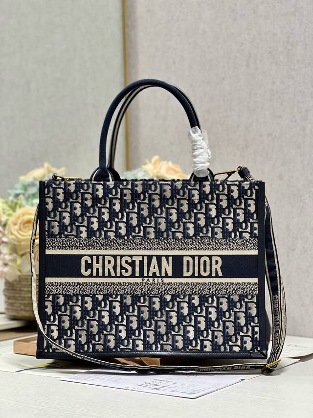 正品级 高版本 兰d刺绣拼皮配肩带 中号 Dior Book Tote 购物袋 这款book Tote手袋灵感来自女装创意总监玛丽亚 嘉茜娅 蔻丽 Maria