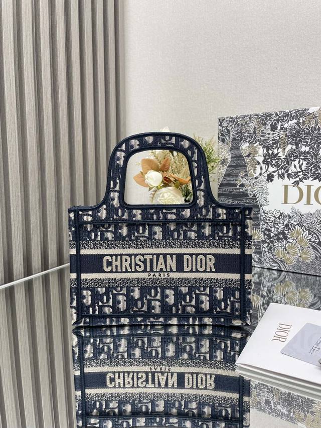 正品级 高版本 专柜品质 Dio.R Mini Book Tote 复古又时髦的凹造型单品精湛的刺绣工艺完美呈现 随手一搭就能给搭配带来亮点 这款mini号太阔