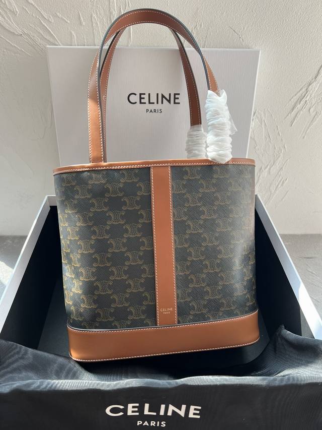 正品级 Celin_E Cabas小号标志印花牛皮革手袋 新品上线 全新celine的手提托特 真的是小个子的福音也是懒人福音[跳跳]人手必备 这只手提托特非常