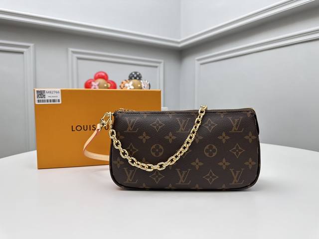 正品级 顶级原单 M82766本款 Pochette Accessoires 手袋采用monogram 帆布演绎经典设计 以拉链开启充裕空间 内设拉链口袋 贴袋