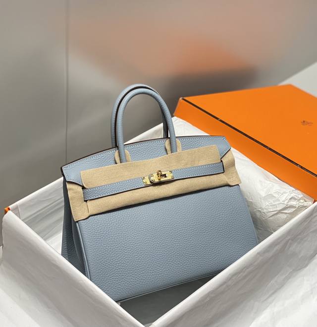 正品级 B 亚麻蓝 相信就算对时尚不感兴趣的人都应该知道birkin Bag铂金包的大名. 而在众多奢侈品包包中 出镜最高频率 也最亮眼的就是爱马仕的铂金包 实