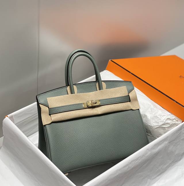 正品级 B 杏仁绿 相信就算对时尚不感兴趣的人都应该知道birkin Bag铂金包的大名. 而在众多奢侈品包包中 出镜最高频率 也最亮眼的就是爱马仕的铂金包 实