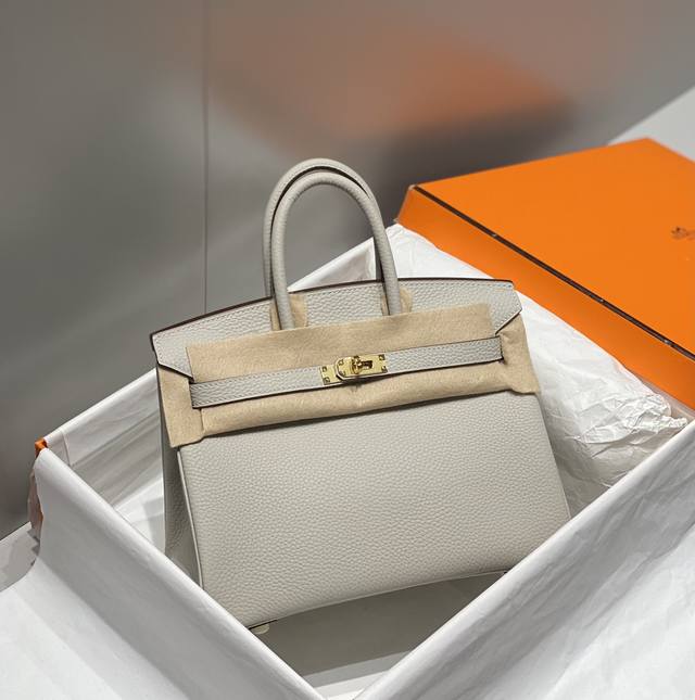 正品级 B 珍珠灰 相信就算对时尚不感兴趣的人都应该知道birkin Bag铂金包的大名. 而在众多奢侈品包包中 出镜最高频率 也最亮眼的就是爱马仕的铂金包 实