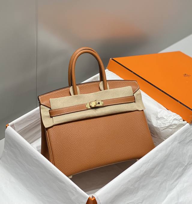 正品级 B 金棕色 相信就算对时尚不感兴趣的人都应该知道birkin Bag铂金包的大名. 而在众多奢侈品包包中 出镜最高频率 也最亮眼的就是爱马仕的铂金包 实