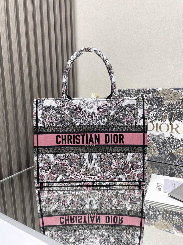 正品级 高版本 粉色花 中号 Dior Book Tote 购物袋 这款book Tote手袋灵感来自女装创意总监玛丽亚 嘉茜娅 蔻丽 Maria Grazia