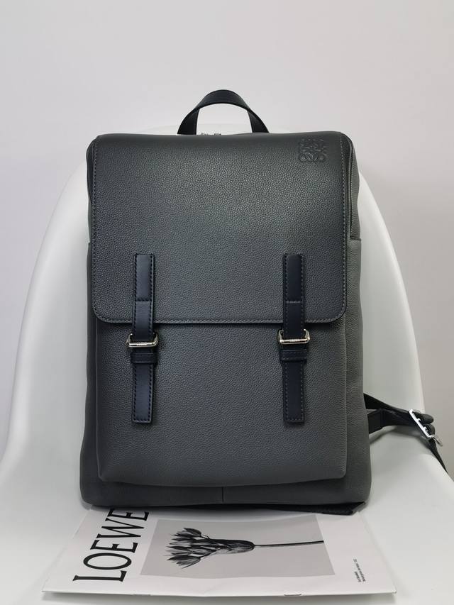 原厂皮 柔软粒面牛皮革军用背包 尺寸39-28.5-11 型号330 Military Backpack 是一种宽敞且用途广泛的背包 带有一个主隔层和一个折叠翻