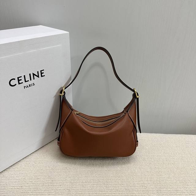 正品级 Celine新品 Romy迷你柔软牛皮革mini Romy实拍 全新的mini Romy真的太可爱 小小一只但容量完全在线 可放下promax 补妆产品