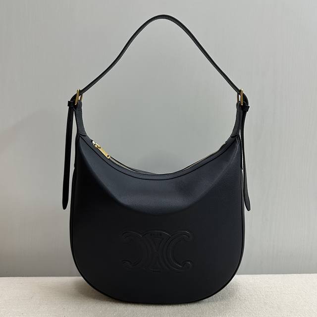 正品级 新品上线 Celine 新款 Heloise Hobo 腋下包 秋冬必入系列 圆润流畅的弧线型包身 一眼看上去甚至有点像大家熟悉的ava 的加大版 不得