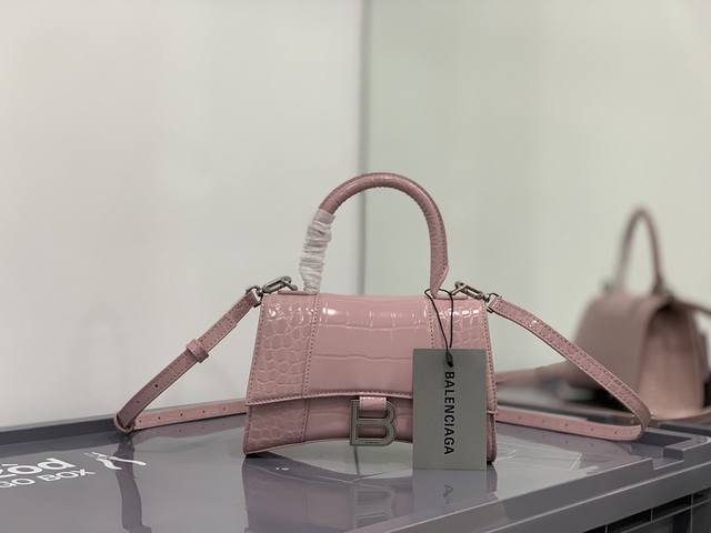 正品级 2021胭脂粉鳄鱼xs 金扣鳄鱼黑 你们问了n遍的沙漏包来la Balenciag 本季重磅hourglass沙漏包 独特的标志性弧线形状造型极具辨识度