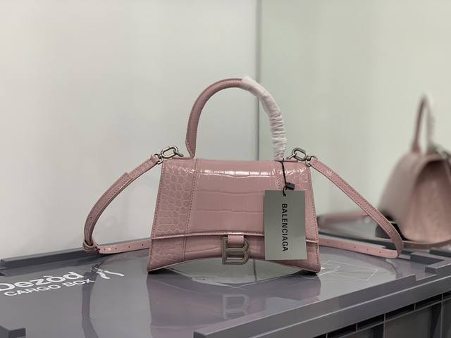 正品级 2021胭脂粉鳄鱼 你们问了n遍的沙漏包来la Balenciag 本季重磅hourglass鳄鱼纹沙漏包 独特的标志性弧线形状造型极具辨识度 一眼就让