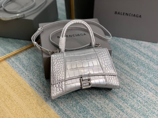 正品级 色银鳄鱼纹全新升级版s号 出 你们问了n遍的沙漏包来la Balenciag 本季重磅hourglass鳄鱼纹沙漏包 独特的标志性弧线形状造型极具辨识度