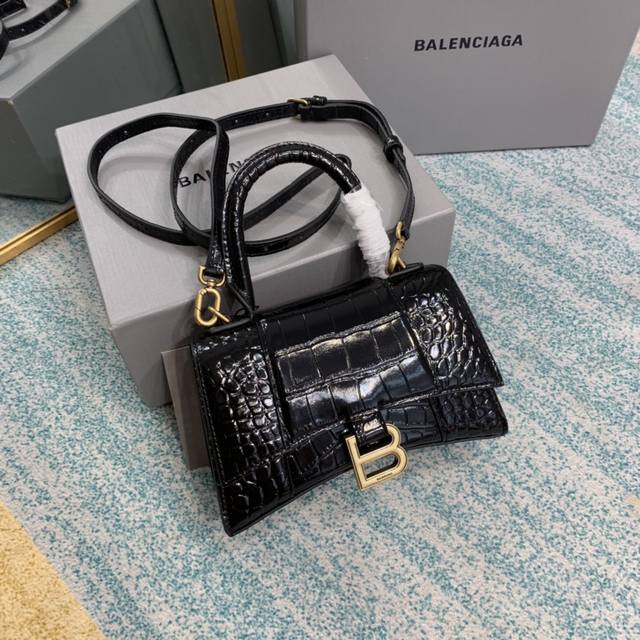 正品级 2021款xs 金扣鳄鱼黑 你们问了n遍的沙漏包来la Balenciag 本季重磅hourglass沙漏包 独特的标志性弧线形状造型极具辨识度 一眼就