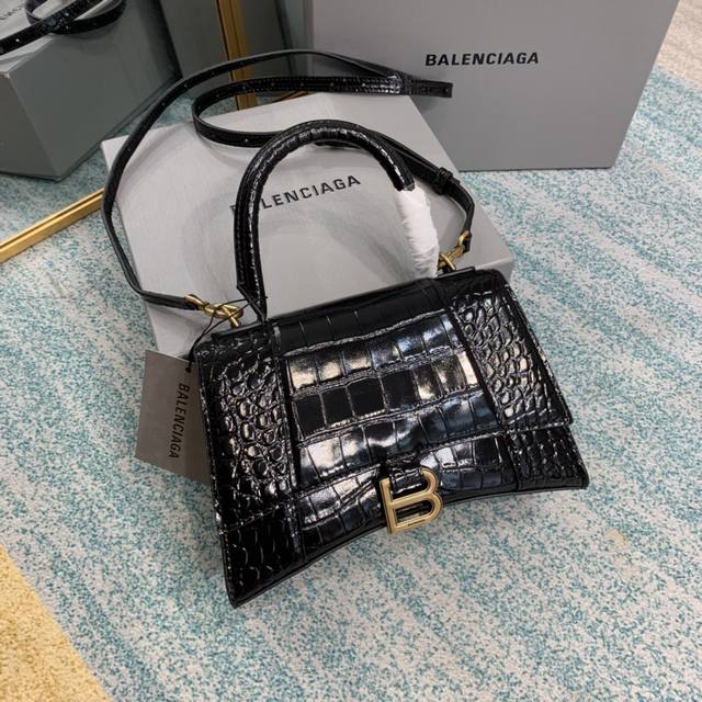 正品级 2021款金扣黑色鳄鱼 你们问了n遍的沙漏包来la Balenciag 本季重磅hourglass鳄鱼纹沙漏包 独特的标志性弧线形状造型极具辨识度 一眼