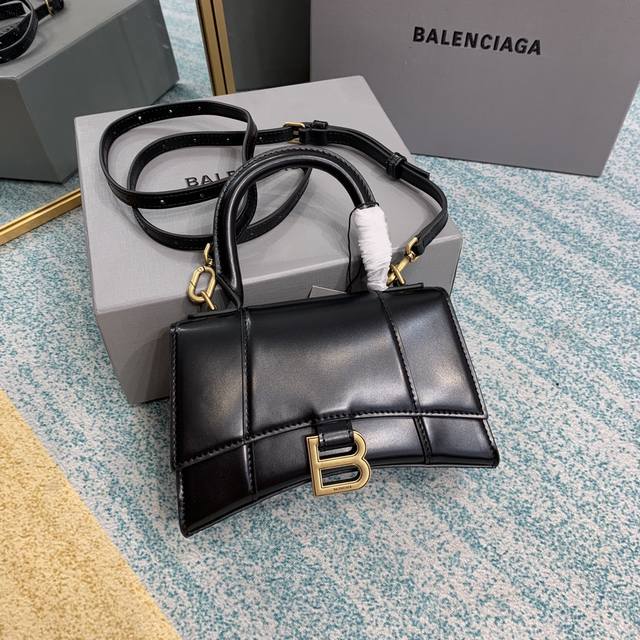 正品级 小牛黑色 Xs小号出货 你们问了n遍的沙漏包来la Balenciag 本季重磅hourglass沙漏包 独特的标志性弧线形状造型极具辨识度 一眼就让人