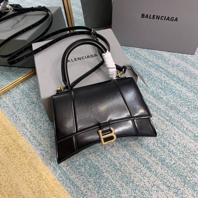 正品级 全新升级版出货 出 你们问了n遍的沙漏包来la Balenciag 本季重磅hourglass鳄鱼纹沙漏包 独特的标志性弧线形状造型极具辨识度 一眼就让