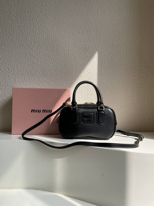 小号 Miumiu缪缪 新品保龄球包包 牛皮不配盒子 官网主推 今年绝对爆款式 顶级进口小牛皮 Miu家独具风格matelasse图案 包身精致立体有型 正面刻