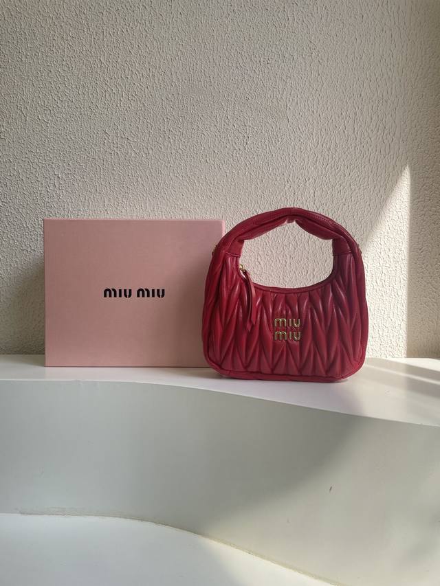 Miumiu缪缪 配盒miuwander 手袋 采用进口小羊皮经典品牌标志性matelasse纹理绣花 复古磨砂五金 利用圆孤的曲线 保留了应有的俏皮感 包型整