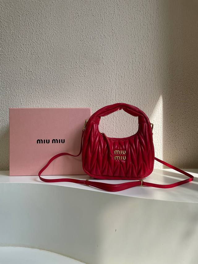 Miumiu缪缪 配盒miuwander 手袋 采用进口小羊皮经典品牌标志性matelasse纹理绣花 复古磨砂五金 利用圆孤的曲线 保留了应有的俏皮感 包型整