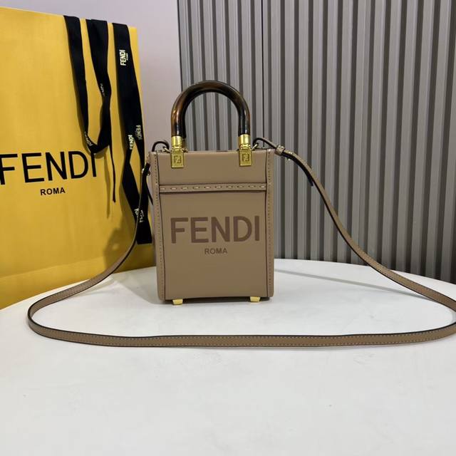 Fendi Sunshine Mini Tote搭配一身aii White立马变成全身唯一的亮点 春日时髦精 逃不过minitote真香定律看了一眼让人一眼万年