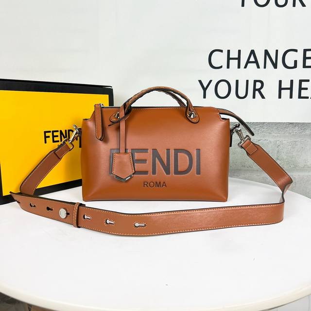 Fendi By The Way 波士顿手提袋意大利小皮制作 简约风烫印字母图案 搭配双手柄和长肩带 手提或单肩 内里宽敞带中隔层 Size 28Cm 款号60