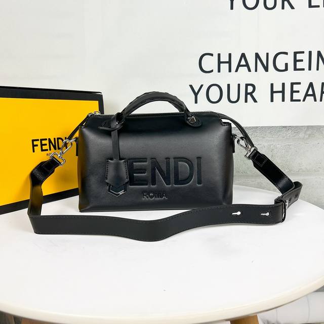 Fendi By The Way 波士顿手提袋意大利小皮制作 简约风烫印字母图案 搭配双手柄和长肩带 手提或单肩 内里宽敞带中隔层 Size 28Cm 款号60