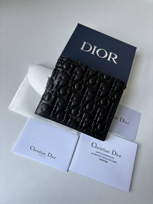 黑色 Dior Gravity 印花效果皮革编号:2Esch027Dov_H00N_Tu尺寸 11 9.5 厘米 这款卡夹实用而不失优雅 采用黑色dior Gr