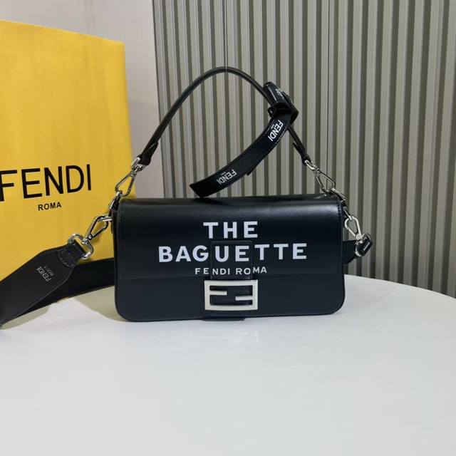 标志性baguette中号手袋 作为fendi By Marc Jacobs限量版的一部分 饰有 The Baguette Fendi Roma 印花 缀以ff