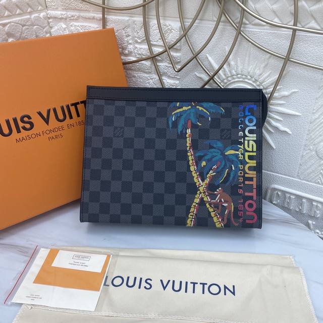 顶级原单 独家背景 N63510 Pochette Voyage 中号手袋n63510 在damier Cobalt帆布印上丛林主题棕榈树及滑板风格的彩虹 路易